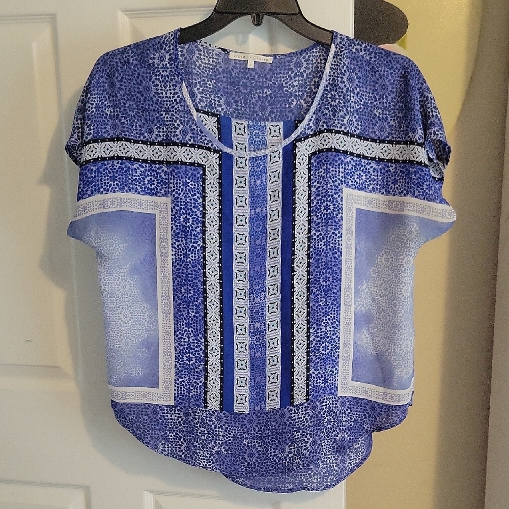 Violet & Claire SzLg Blue Printed Short Sleeve Blouse with Geometric Trim